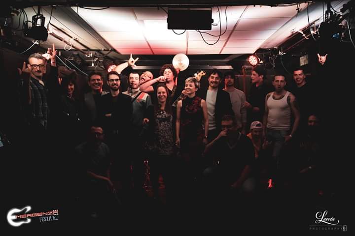 Musicisti e pubblico in una serata del percorso live dei Proclama