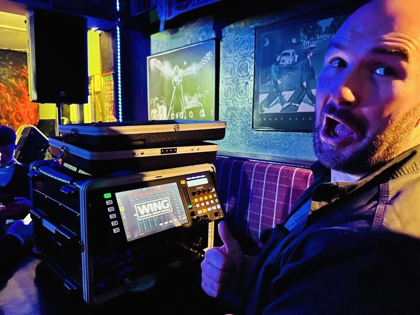 Mixer digitale e tecnico audio in un locale